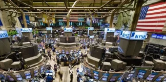 Bolsas globales suben en sesión de baja liquidez tras caída del petróleo y señales de posible tregua en Medio Oriente