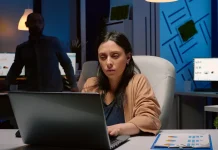 Suplantan identidad de CEOs con IA: delincuentes clonan voces y rostros para cometer fraudes