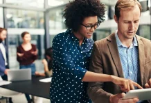 Cuatro claves para que las empresas enfrenten el rápido avance de la IA, según EY