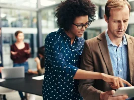 Cuatro claves para que las empresas enfrenten el rápido avance de la IA, según EY