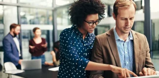 Cuatro claves para que las empresas enfrenten el rápido avance de la IA, según EY