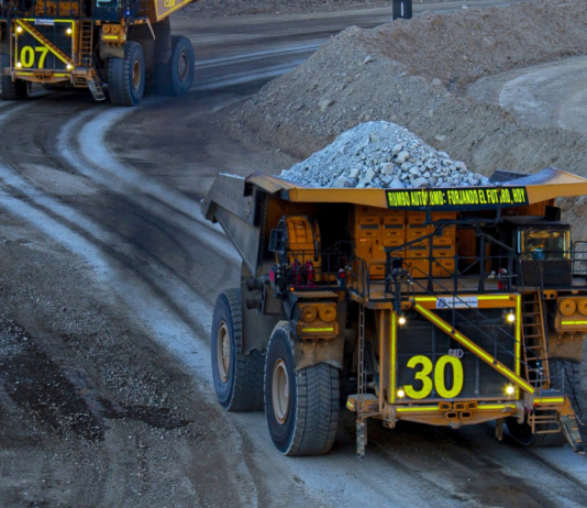 Caterpillar reconoce a Quellaveco por acarrear 500 millones de toneladas de forma autónoma