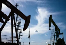 Petróleo pierde fuerza ante avance de acuerdo EE.UU.-Irán y mercados anticipan mayor oferta global