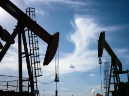 Petróleo pierde fuerza ante avance de acuerdo EE.UU.-Irán y mercados anticipan mayor oferta global