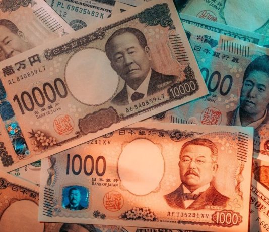 Japón sube sus tasas y ni así logra frenar la caída del yen