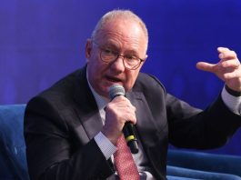 Mark Cutifani llama a acelerar permisos, eficiencia operativa e innovación tecnológica