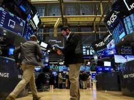 Wall Street cae tras giro agresivo de la Fed y señales de nuevas alzas de tasas