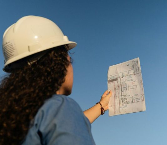 Mujeres en la ingeniería: ¿Cómo la construcción sostenible impulsa el talento femenino?