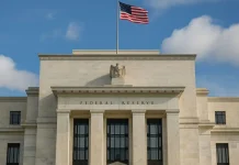 La Fed mantiene tasas, pero endurece su mensaje y sacude a los mercados