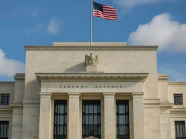 La Fed mantiene tasas, pero endurece su mensaje y sacude a los mercados
