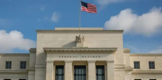 La Fed mantiene tasas, pero endurece su mensaje y sacude a los mercados