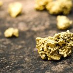 Oro registra su peor caída mensual desde 2008 y enfrenta presión por tasas altas y fortaleza del dólar
