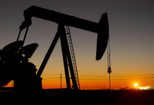 El petróleo cae por debajo de los US$74 tras avances entre EE.UU. e Irán