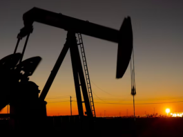 El petróleo cae por debajo de los US$74 tras avances entre EE.UU. e Irán