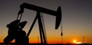 El petróleo cae por debajo de los US$74 tras avances entre EE.UU. e Irán