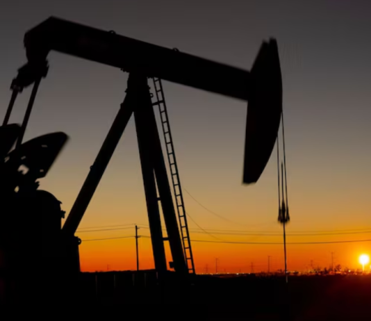 El petróleo cae por debajo de los US$74 tras avances entre EE.UU. e Irán