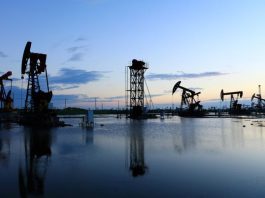 Petróleo extiende rally por tensión entre EE.UU. e Irán y crece temor por el suministro