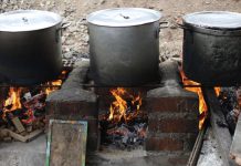 Más de 3 millones de hogares en Perú aún cocinan con leña, según el INEI