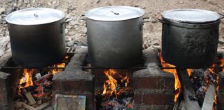 Más de 3 millones de hogares en Perú aún cocinan con leña, según el INEI