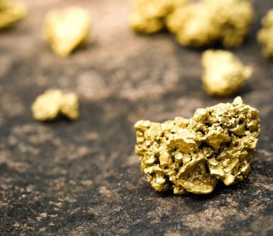 Oro cae 3,4% pese a conflicto entre EE. UU. e Irán por presión del petróleo y el dólar