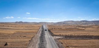Puno inicia asfaltado de carretera PU-1233 con inversión para mejorar conexión vial