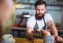 Comprar en el extranjero sin sorpresas: la tecnología que permite al viajero pagar en su propia moneda