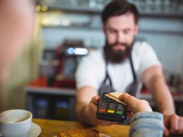 Comprar en el extranjero sin sorpresas: la tecnología que permite al viajero pagar en su propia moneda