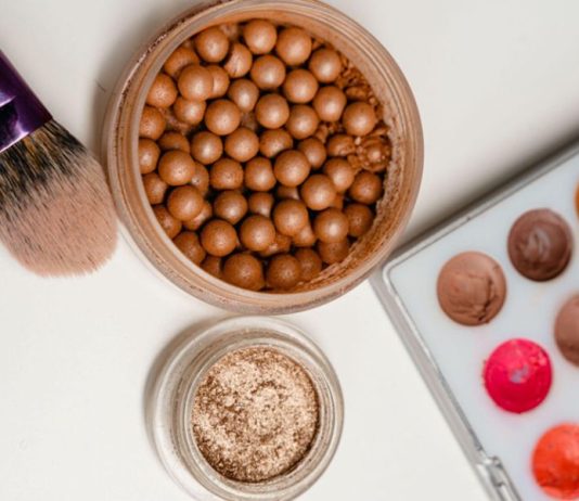 Cómo usar bronzers para aportar calidez y dimensión al rostro