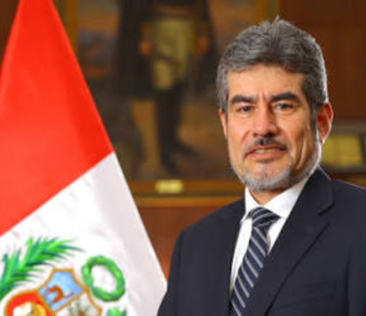 Roger Valencia: trayectoria turística y experiencia pública marcan el perfil del exministro de Comercio Exterior y Turismo