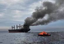 Petróleo resiste ataques en Ormuz y prioriza la sobreoferta del mercado