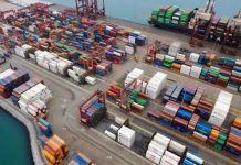 Perú alcanza récord de superávit comercial y baja riesgo país