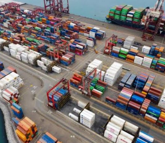 Perú alcanza récord de superávit comercial y baja riesgo país
