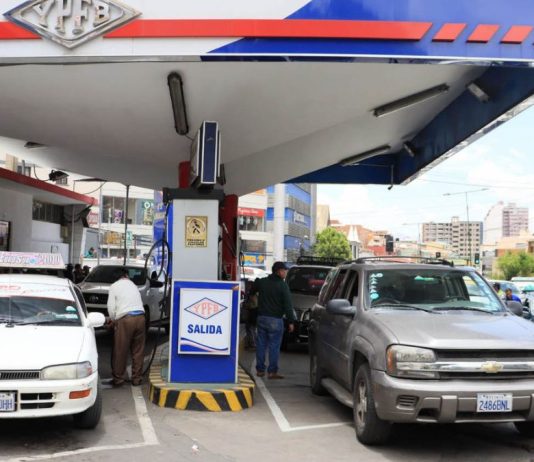 Bolivia liberaliza el mercado de combustibles para enfrentar la crisis de abastecimiento