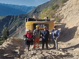 Pobladores de Arequipa construyen carretera tras 50 años de espera