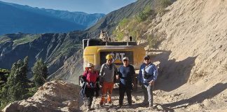 Pobladores de Arequipa construyen carretera tras 50 años de espera