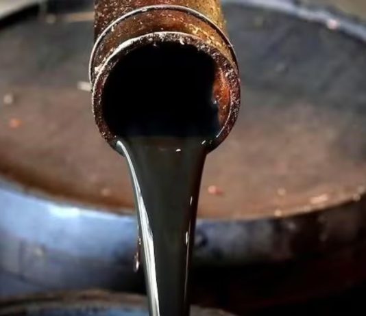 Petróleo cae 2% ante avances para reabrir el estrecho de Ormuz