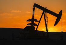 Petróleo cae más de 1% mientras el mercado espera nuevas sanciones contra Irán