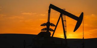 Petróleo cae más de 1% mientras el mercado espera nuevas sanciones contra Irán