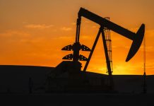 Petróleo sube por cuarta sesión ante tensión en Ormuz