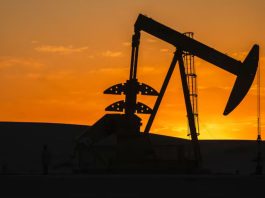 Petróleo sube por cuarta sesión ante tensión en Ormuz