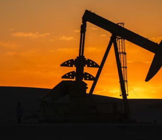 Petróleo sube por cuarta sesión ante tensión en Ormuz