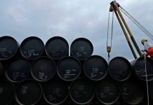 Petróleo corrige tras fuertes alzas mientras el mercado sigue atento a Ormuz