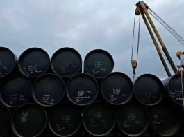 Petróleo corrige tras fuertes alzas mientras el mercado sigue atento a Ormuz