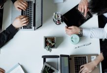 Flexibilidad laboral: Proponen cambiar el cálculo de horas trabajadas para reducir en 42% el costo de horas extra en el comercio en Chile