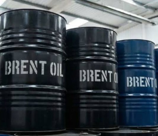 Brent roza US$90 entre restricciones e inventarios al alza