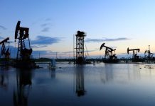 Inventarios de crudo se disparan y presionan al petróleo