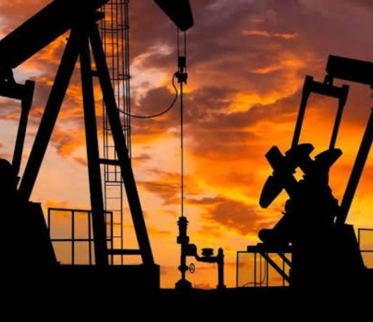 Petróleo sube 1,6% ante incertidumbre por el estrecho de Ormuz