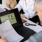 Mucha tecnología, cero reglas: Solo el 9% de las empresas controla el uso de IA y eso frena su impacto económico