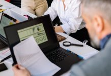 Mucha tecnología, cero reglas: Solo el 9% de las empresas controla el uso de IA y eso frena su impacto económico