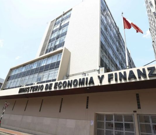MEF plantea subir la RMV en dos tramos y mover feriados a viernes
